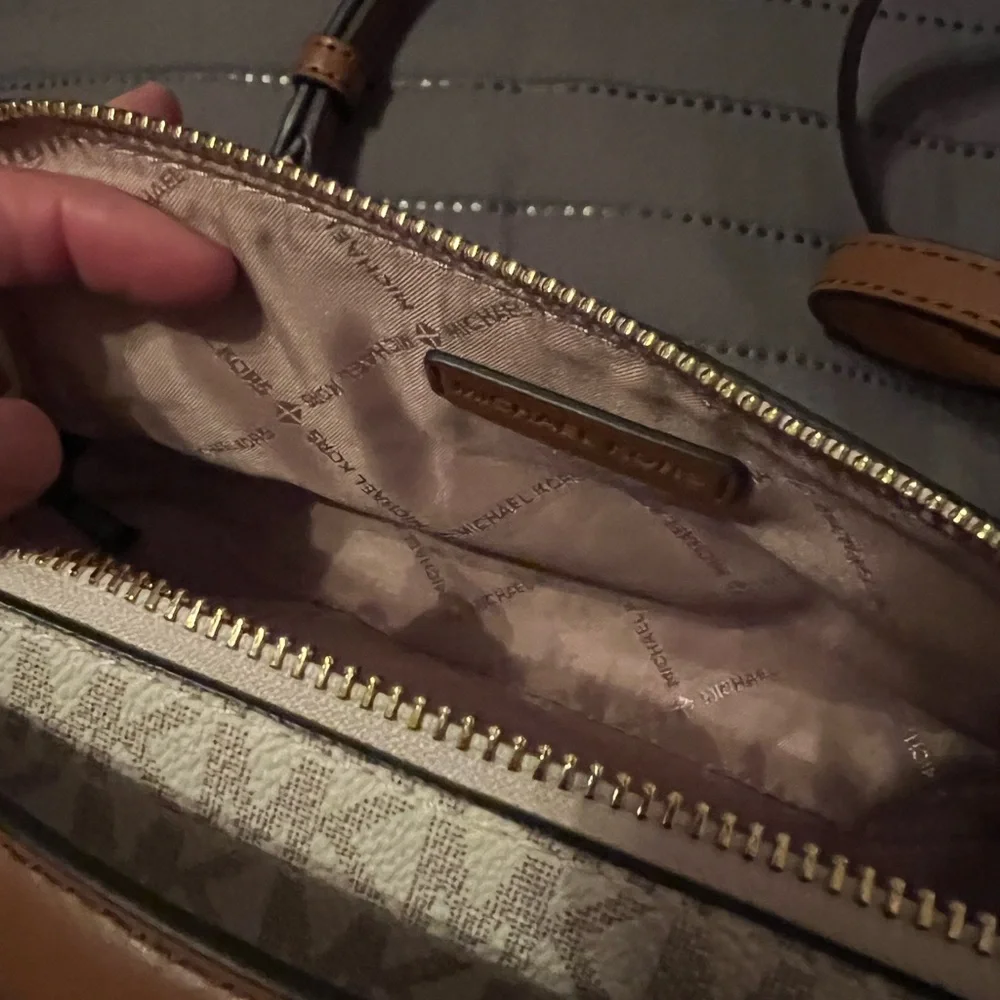 Michael Kors crossbody - Picture 4 of 7